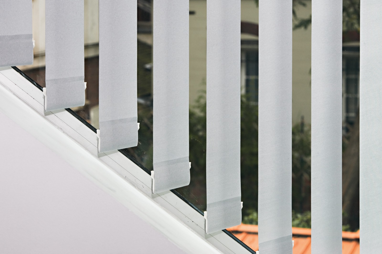 store vertical blanc de marque mariton installé dans une montée d'escalier par Cauchi Design